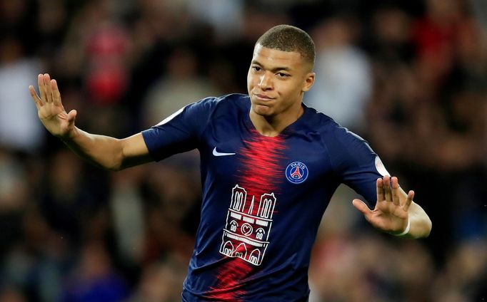 Kylian Mbappe slaví v dresu s kresbou katedrály Notre-Dame jeden ze tří gólů, kterými v duelu francouzské fotbalové ligy pomohl týmu Paris St. Germain k výhře nad Monakem