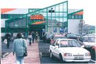 Globus (na fotce z roku 1997) má nyní 15 hypermarketů a je v tomto směru nejmenším z velkých potravinářských řetězců v Česku.