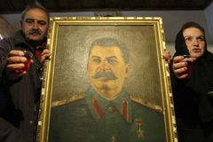 Ruská vesnice v Povolží odhalila třímetrovou sochu Stalina.