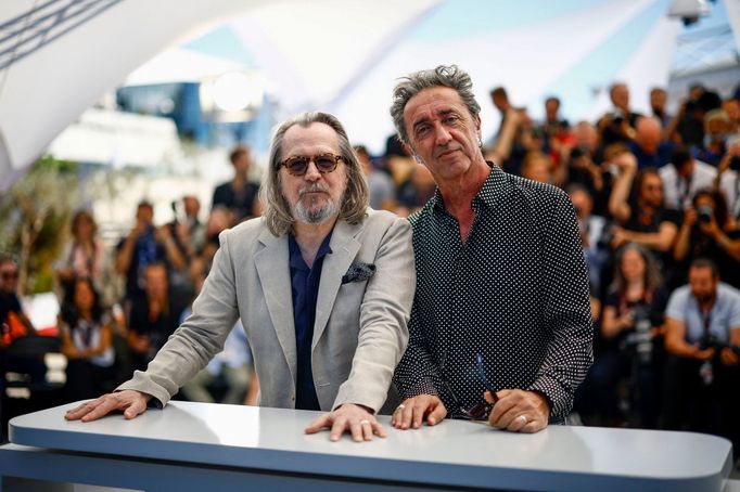 Herec Gary Oldman a režisér Paolo Sorrentino v Cannes.