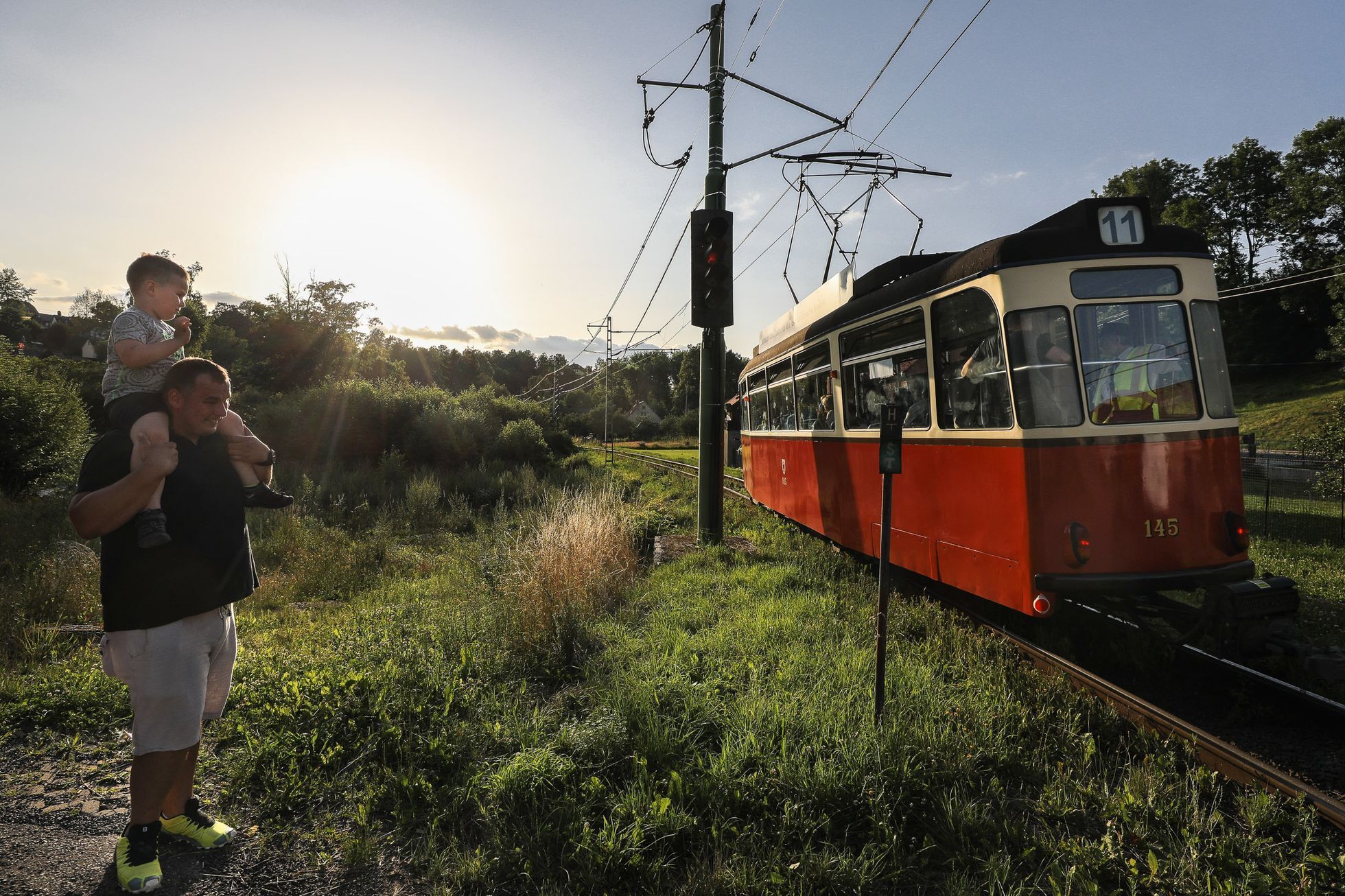 Průvod tramvají, tramvaj, trať Jablonec nad Nisou - Liberec, loučení, rozchod kolejí 1000 milimetrů, šotouš