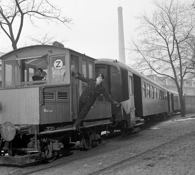 Fotografie z historie výrobního závodu Tatra Smíchov v Praze. Snímek z roku 1954.