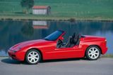 BMW Z1 - Na konci devadesátých let se chtěli v Mnichově přiblížit filozofii lehkých britských sportovních automobilů. Plátěné dveře ale s luxusní automobilkou nehrají. Inženýři proto vymysleli dveře, které se elektricky zasouvají do prahů vozu. Efekt je to dokonalý a i proto mají tyto čtvrt století staré vozy velkou sběratelskou hodnotu. Ano, samozřejmě šlo jezdit i se dveřmi staženými dolů.