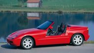 BMW Z1 - Na konci devadesátých let se chtěli v Mnichově přiblížit filozofii lehkých britských sportovních automobilů. Plátěné dveře ale s luxusní automobilkou nehrají. Inženýři proto vymysleli dveře, které se elektricky zasouvají do prahů vozu. Efekt je to dokonalý a i proto mají tyto čtvrt století staré vozy velkou sběratelskou hodnotu. Ano, samozřejmě šlo jezdit i se dveřmi staženými dolů.