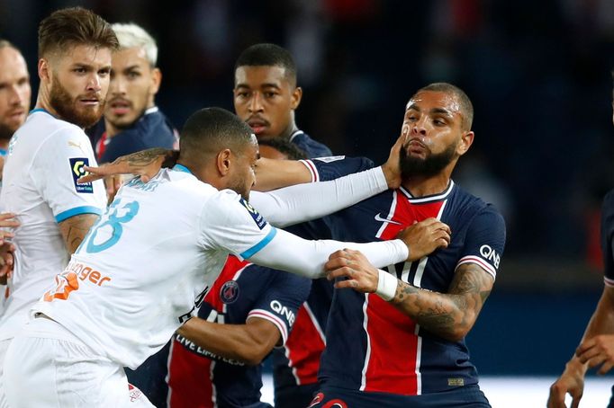 Jordan Amavi z Marseille se sápe na Layvina Kurzawu z Paris St. Germain při bitce v závěru utkání francouzské ligy