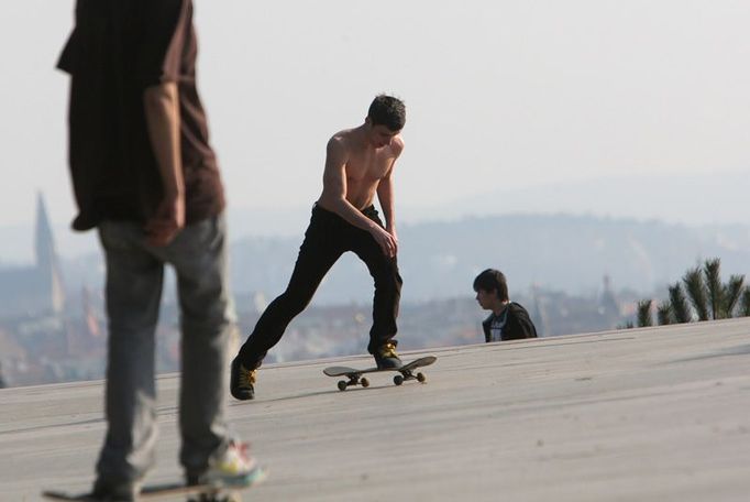 Svoje kolečka začínají zase mučit skateboardisté pod metronomem na Letné.