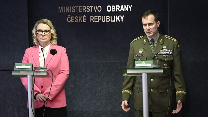 Ministryně obrany Jana Černochová se na jednání výboru střetla s náčelníkem generálního štábu Karlem Řehkou.