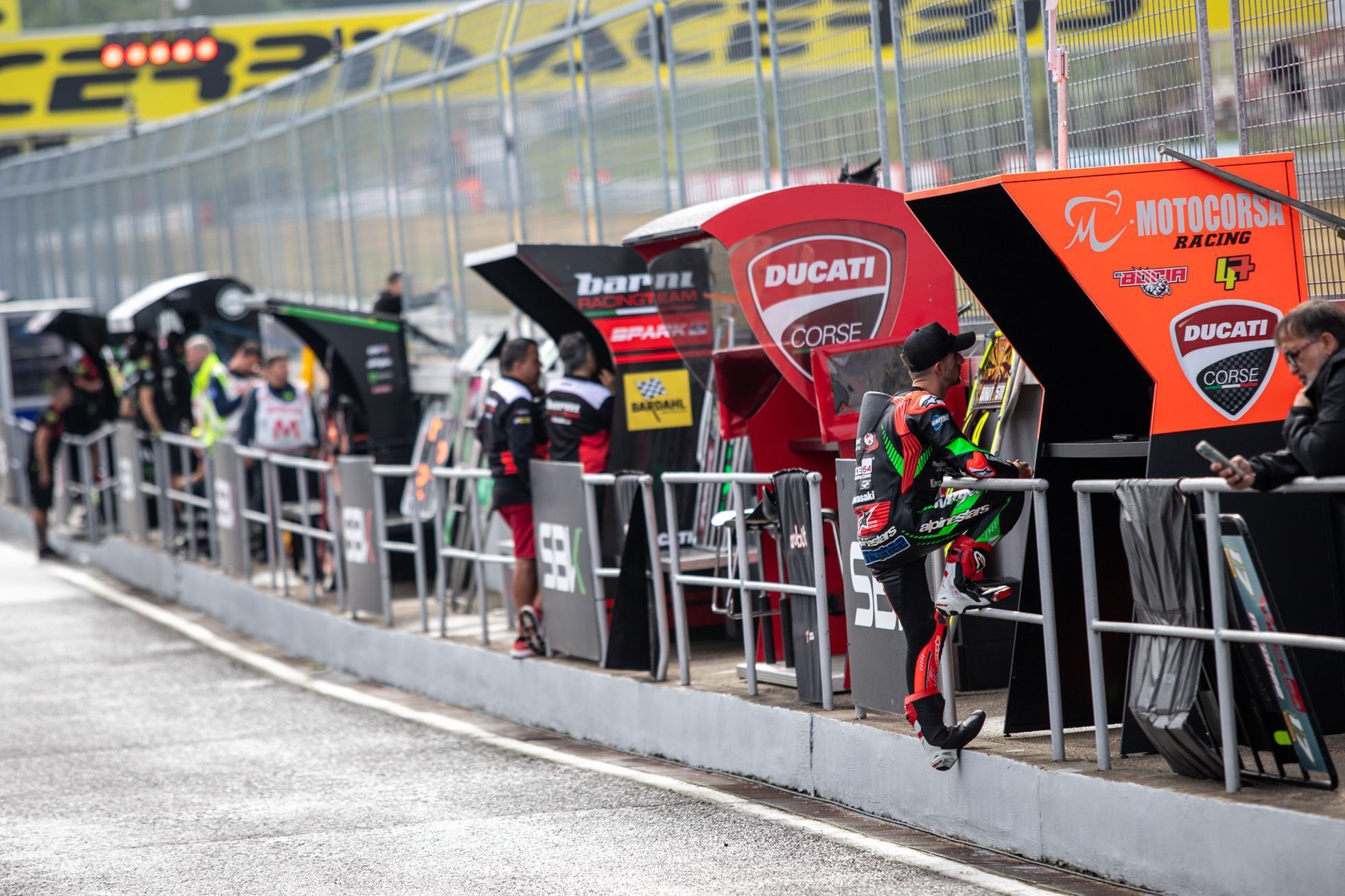 MS superbiků Most 2023: pit lane