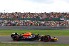 Verstappen vyhrál i v Silverstonu a pomohl Red Bullu vyrovnat rekord