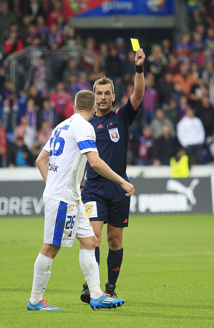 SL, PLzeň-Liberec: Lukáš Bartošák dostává žlutou kartu od rozhodčího Emanuela Marka