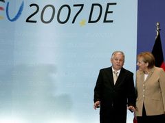 Kancléřka Merkelová vítá v Bruselu polského "troublemakera" Lecha Kaczynského.