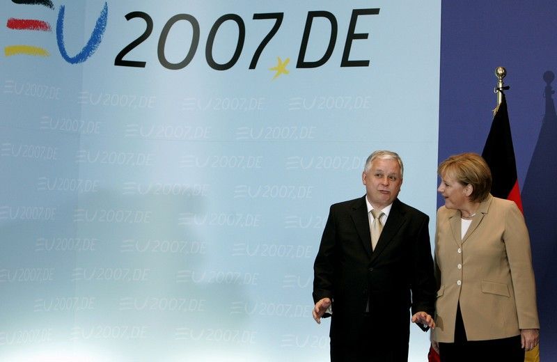 Merkelová a Kaczynski na summitu EU