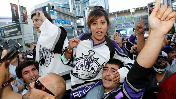 Dustin Brown, kapitán LA Kings, s pohárem Lorda Stanleyho.