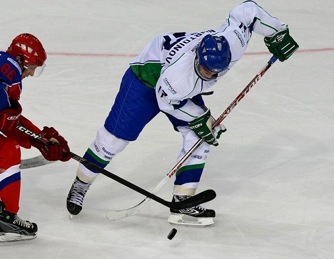 Ruslan Nurtdinov (vpravo) uniká s pukem Tomáši Mertlovi (HC Mountfield České Budějovice).