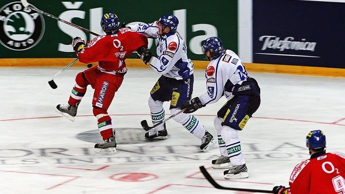 Jaroslav Hlinka (vlevo) se snaží uvolnit ze sevření finských hráčů.