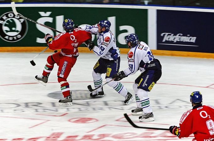 Jaroslav Hlinka (vlevo) se snaží uvolnit ze sevření finských hráčů.