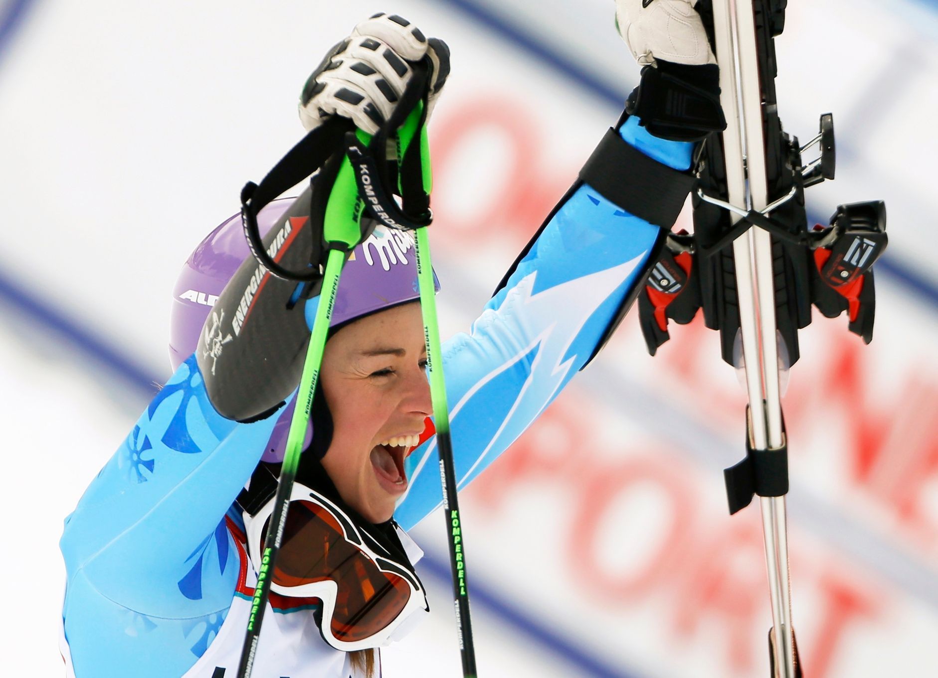 Slovinská lyžařka Tina Mazeová slaví vítězství v obřím slalomu v Lenzerheide