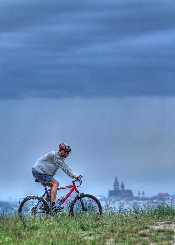 Cyklista při ranní projížďce v Hradci Králové.