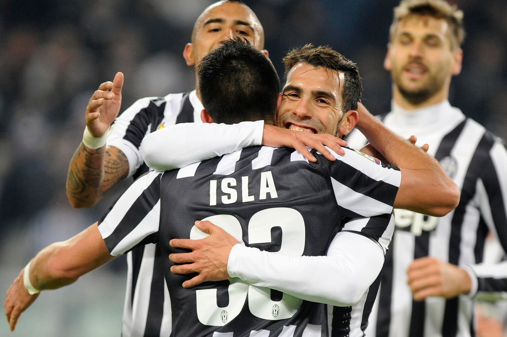 Tevez a Isla slaví gól Juventusu