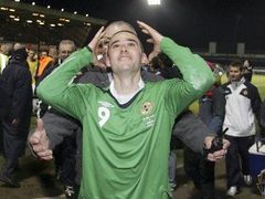 David Healy slaví po konci zápasu se Švédskem. Svými dvěma góly dostal Severní Irsko do čela skupiny F a sebe do čela tabulky kvalifikačních střelců.