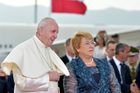 "Ta příští zápalná láhev bude pro tebe!" Papeže Františka čekaly v Chile vedle věřících i výhrůžky