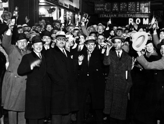 6Titulek: Fin de la prohibition Popis: Fin de la prohibition a Chicago en 1933 : la consommation d'alcool est a nouveau autorisee : dans les bars on celebre cela en buvant de la biere --- end of prohibition in Chicago in 1933 : celebration of the legalization : people drinking beer