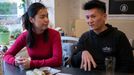 Twí a Long mluví o své práci s vietnamskými restauracemi.