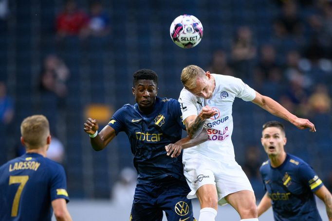 Josafat Mendes a Ondřej Mihálik v odvetě 4. předkola EKL AIK Stockholm - Slovácko