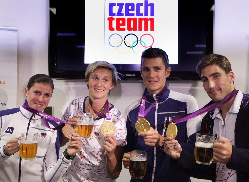 Čeští olympionici Zuzana Hejnová, Barbora Špotáková, Jaroslav Kulhavý a David Svoboda zapíjejí své medaile plzeňským pivem po příjezdu z OH 2012 v Londýně.