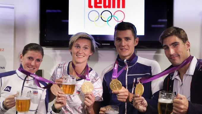 Čeští olympionici Zuzana Hejnová, Barbora Špotáková, Jaroslav Kulhavý a David Svoboda zapíjejí své medaile plzeňským pivem po příjezdu z OH 2012 v Londýně.