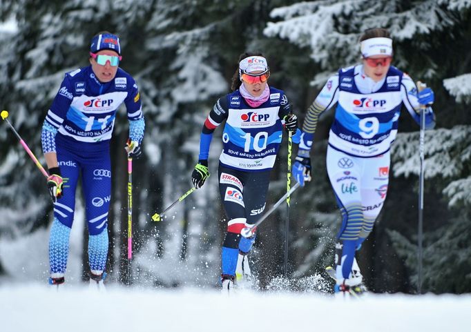 SP v běhu na lyžích NMnM (2020), stíhačka žen: Kateřina Razýmová (uprostřed).
