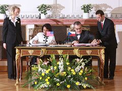 Condoleezza Riceová a Karel Schwarzenberg podepisují v Praze dohodu o výstavbě radaru v Brdech. Nakonec z něj sešlo.