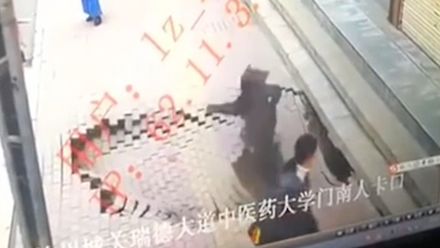 Žena se na rušné ulici propadla do země. Incident zachytily kamery