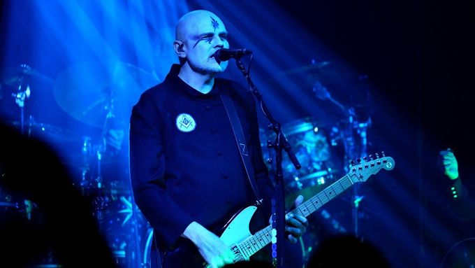 Zpěvák a kytarista Billy Corgan stojí v čele Smashing Pumpkins od roku 1988. Na snímku je z předloňského koncertu v New Yorku.