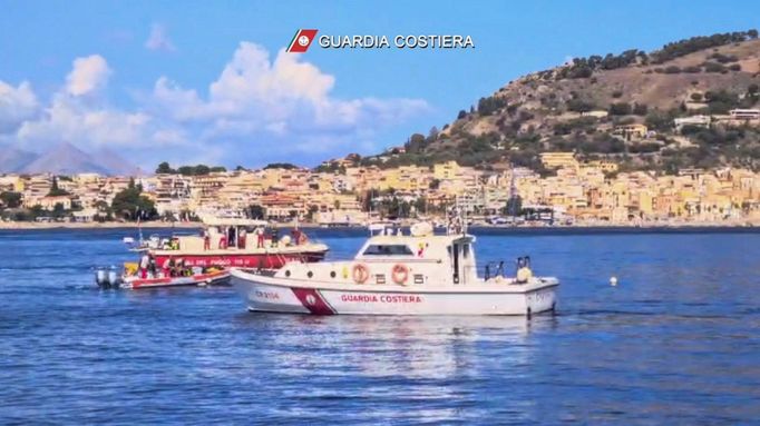 Snímek z videa italské pobřežní stráže, které zachycuje záchranné operace v oblasti, kde se jachta potopila.