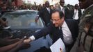 France's President Francois Hollande greets a cheering crowd at Independence Plaza in Bamako, Mali February 2, 2013. France will withdraw its troops from Mali once the Sahel state has restored sovereignty over its national territory and a U.N.-backed African military force can take over from the French soldiers, Hollande said on Saturday. REUTERS/Joe Penney (MALI - Tags: POLITICS CONFLICT) Published: Úno. 2, 2013, 7:42 odp.