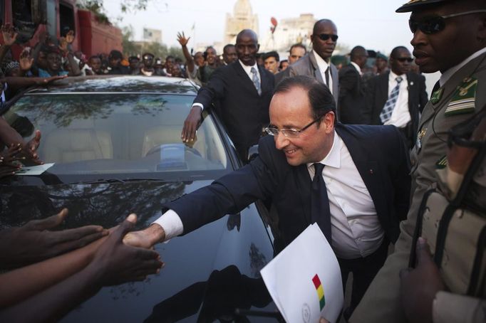 France's President Francois Hollande greets a cheering crowd at Independence Plaza in Bamako, Mali February 2, 2013. France will withdraw its troops from Mali once the Sahel state has restored sovereignty over its national territory and a U.N.-backed African military force can take over from the French soldiers, Hollande said on Saturday. REUTERS/Joe Penney (MALI - Tags: POLITICS CONFLICT) Published: Úno. 2, 2013, 7:42 odp.