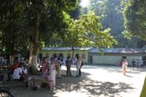 Škola v jedné z odlehlých oblastí indického státu Assám se na jeden den změnila v mobilní oční kliniku.