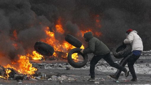 Hořící pneumatiky během demonstrace v centru Kyjeva. (22. ledna 2014)