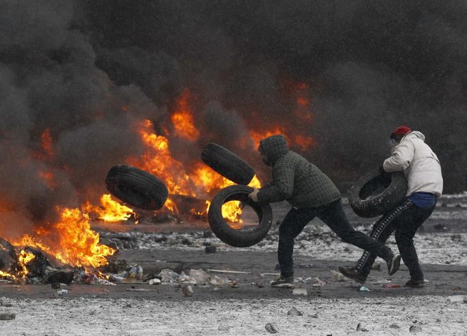 Hořící pneumatiky během demonstrace v centru Kyjeva. (22. ledna 2014)