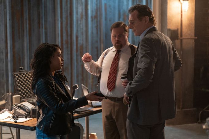 Liza Koshyová, Paul Walter Hauser a Liam Neeson v komedii Bláznivá střela.