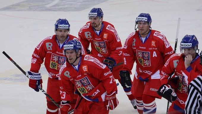 Petr Průcha (vepředu), Jaromír Jágr(vlevo), Radek Martínek, Karel Rachůnek a Roman Červenka přijíždějí na střídačku oslavit gól