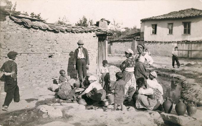 Pro vodu chodí ženy a děti, Skopje 1915-18.