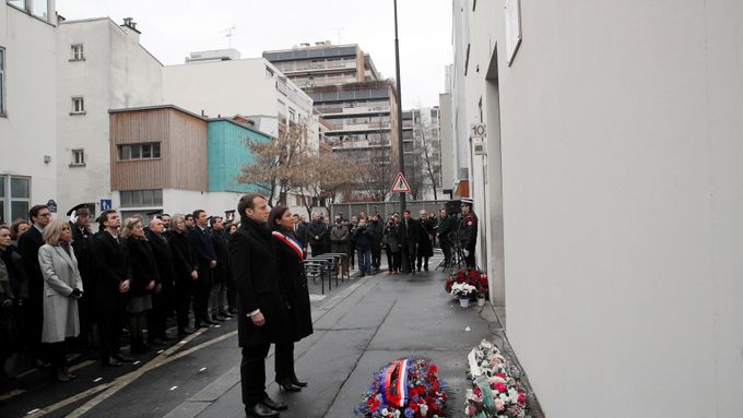 Francouzský prezident Emmanuel Macron u bývalé redakce časopisu Charlie Hebdo.