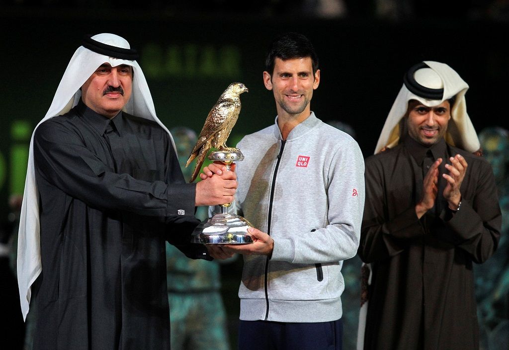 Novak Djokovič s vítěznou trofejí na turnaji v Dauhá