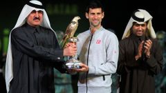 Novak Djokovič s vítěznou trofejí na turnaji v Dauhá