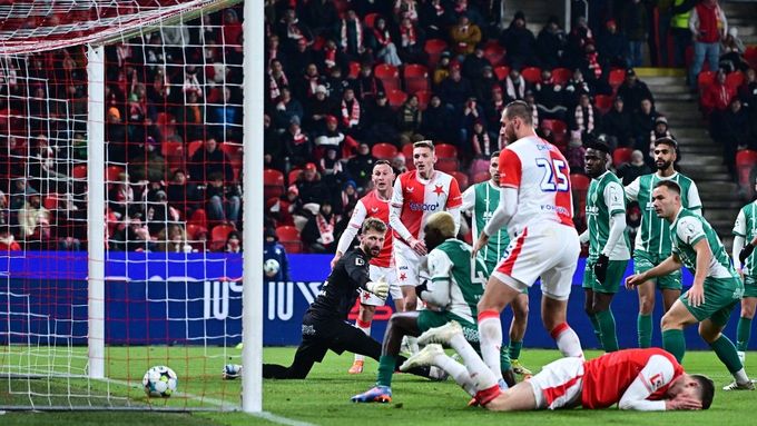 Míč je znovu v síti Bohemians, Slavia se takto dostala do vedení 2:0.