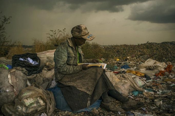 ATTENTION EDITORS - PICTURE 9 OF 18 OF THE WINNERS OF THE 56th WORLD PRESS PHOTO CONTEST 2013 Micah Albert of the U.S., a photographer working for Redux Images, has won the first prize in the Contemporary Issues Single category of the World Press Photo Contest 2013 with this picture of a woman pausing in the rain as she works as a trash picker at a 30-acre dump in Nairobi, taken on April 3, 2012 and distributed by the World Press Photo Foundation February 15, 2013. The prize-winning entries of the World Press Photo Contest 2013, the world's largest annual press photography contest, were announced today, February 15, 2013. REUTERS/Micah Albert/Redux Images/Handout (KENYA - Tags: MEDIA SOCIETY) ATTENTION EDITORS - THIS IMAGE WAS PROVIDED BY A THIRD PARTY. FOR EDITORIAL USE ONLY. NOT FOR SALE FOR MARKETING OR ADVERTISING CAMPAIGNS. THIS PICTURE IS DISTRIBUTED EXACTLY AS RECEIVED BY REUTERS, AS A SERVICE TO CLIENTS. NO SALES. NO ARCHIVES. Published: Úno. 15, 2013, 10:06 dop.