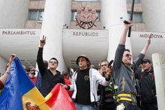 Živě z Moldavska: Demonstranti hledají barvu revoluce