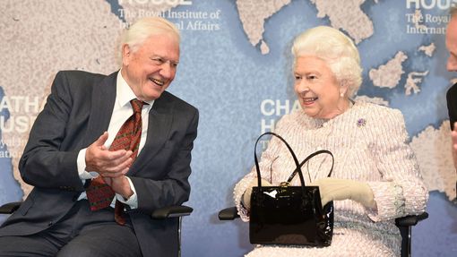 Královna Alžběta II. a biolog David Attenborough.